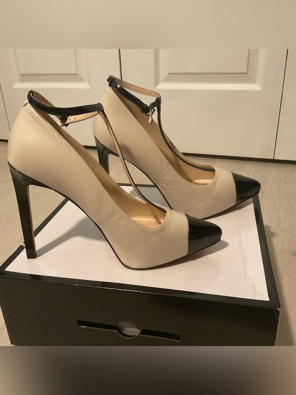 Nine West Black & Cream T‑Strap Pointed Toe Stiletto Size 9 New - Picture 2 of 6